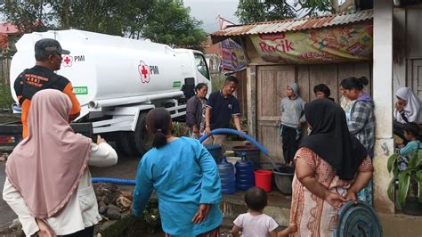 Banjir Sumbar Pmi Distribusikan Liter Air Bersih Penuhi