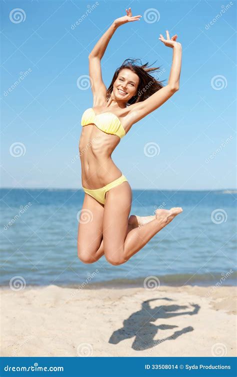 Mujer En El Bikini Que Salta En La Playa Foto De Archivo Imagen De Felicidad Figura 33508014