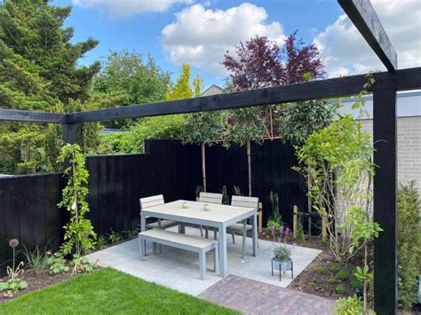 Familietuin Met Zwarte Pergola Terras Trends