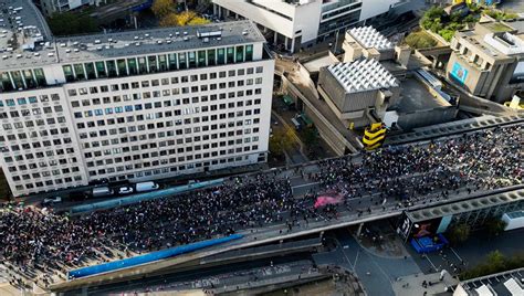 Londra da binlerce kişi Filistin e destek için meydanlarda TRT Haber