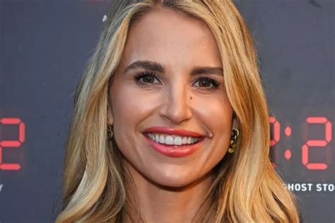 Vogue Williams Strips To Black Bikini As She Delivers Fake Tan Tutorial Mirror Online