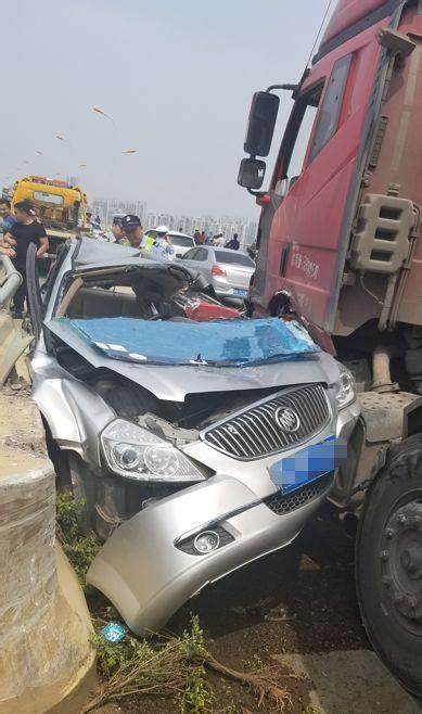 突發！靜蘭大橋大貨車撞小汽車，小汽車失控旋轉180°車身嚴重變形 每日頭條