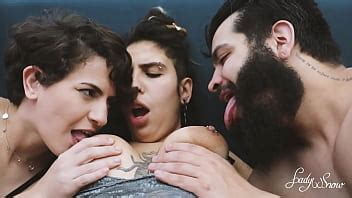 Follando el culo de Pawg y su novia juntos que bueno es poder tener sexo en trío XVIDEOS