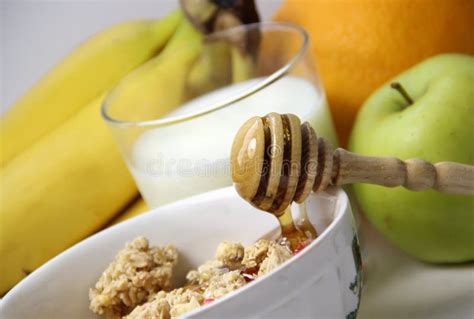 Muesli Con La Miel Y Las Frutas Foto De Archivo Imagen De Miel