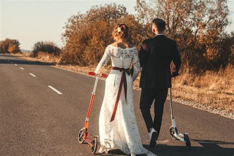 Pareja De Novios En Scooters A Lo Largo De La Carretera Fuera De La