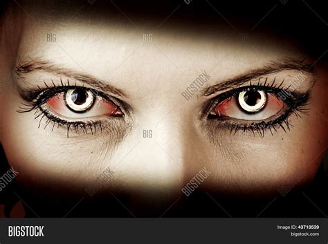 Imagen Y Foto Ojos De Zombie Evil Prueba Gratis Bigstock