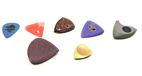 How to Hold a Guitar Pick? 7 Options - Guitar Pick Reviews