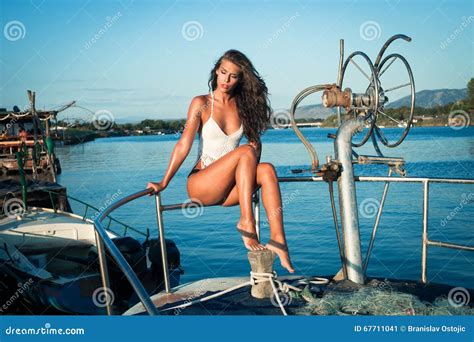 Mujer Bonita En Bikini En El Barco Imagen De Archivo Imagen De Pesca