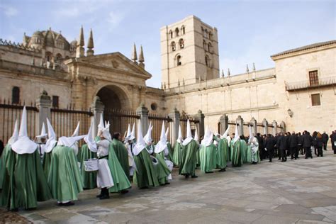 Galer A Revive En Im Genes El Canto De La Salve Tras La Suspensi N De