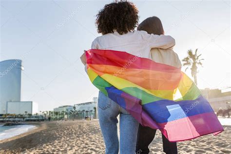 Pareja De Gay Ni As Caminando Con El Arco Iris Bandera