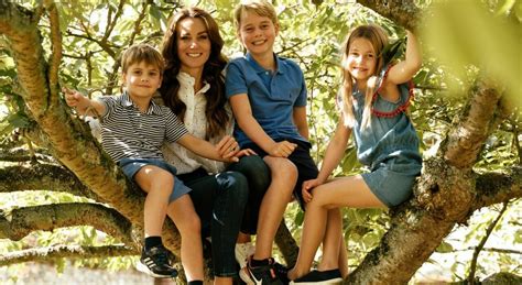 Kate Middleton Foto Con I Figli George Charlotte E Louis Per La Festa