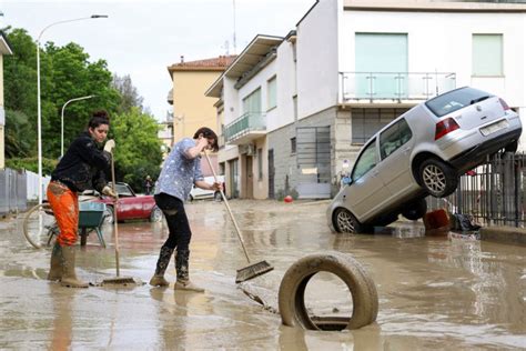 Nine dead in northern Italy floods, Formula One race called off