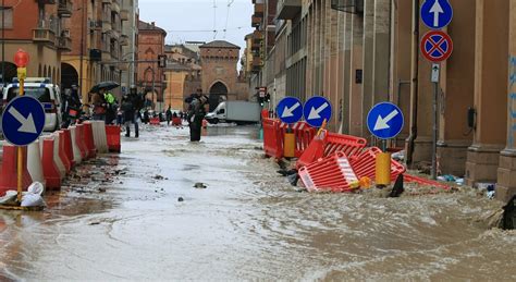 Maltempo Emilia Romagna 9 Morti Una Donna Trascinata Dalla Piena Per