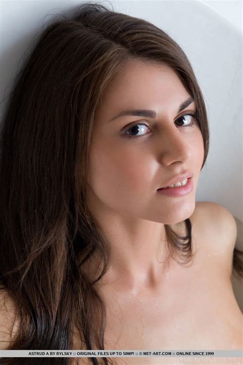 Michelle Alannis Naked Wallpics Net Wallpapers Photos Pictures Backgrounds