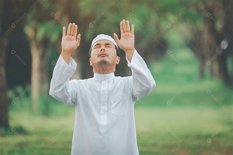 Homem Mu Ulmano Religioso Tradicional Kandura Orando Ao Ar Livre Em