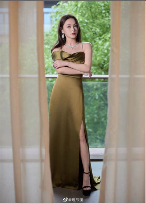 Chung Hân Đồng tự tin diện bikini khoe vóc dáng mảnh mai ở tuổi Phụ Nữ Gia Đình