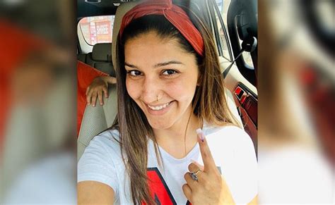 Lok Sabha Election 2019 Sapna Chaudhary Votes In Delhi Flaunts Inked