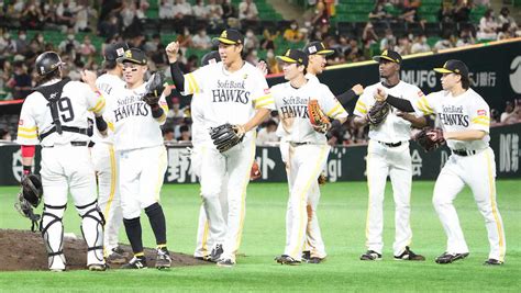 ＜ソ・楽＞勝利を喜ぶ（左から）甲斐、牧原大、柳田、周東、三森、モイネロ、谷川原（撮影・岡田 丈靖） ― スポニチ Sponichi Annex 野球