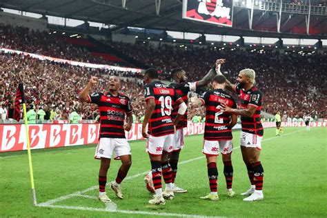 Jogador da seleção equatoriana rende elogios a atacante do Flamengo