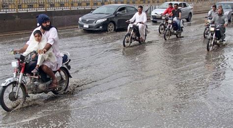 سمندری طوفان کے اثرات، کراچی میں کہیں ہلکی تو کہیں تیز بارش شروع