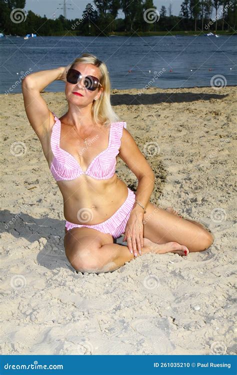 Atractiva Mujer En Bikini Posando En La Playa Foto De Archivo Imagen De Ocio Hembra