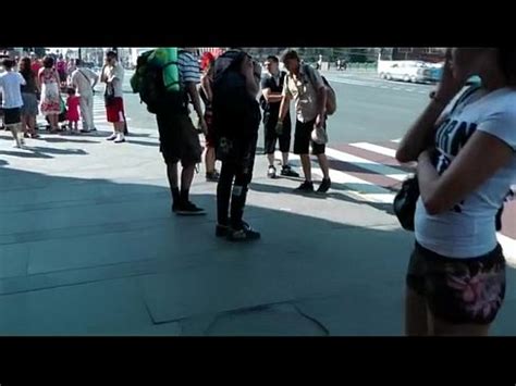Pelirroja cachonda se desnuda en público y folla XVIDEOS