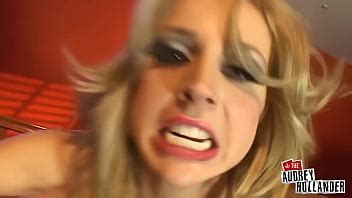 La rubia Kelly grita mientras el juguete de Audrey le golpea el coño XVIDEOS