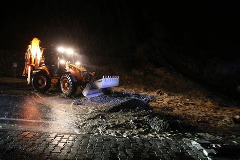 Hakkari Van kara yolu heyelan nedeniyle kapandı Haberler