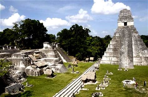 Estructuras Del Parque Nacional Tikal Deguate