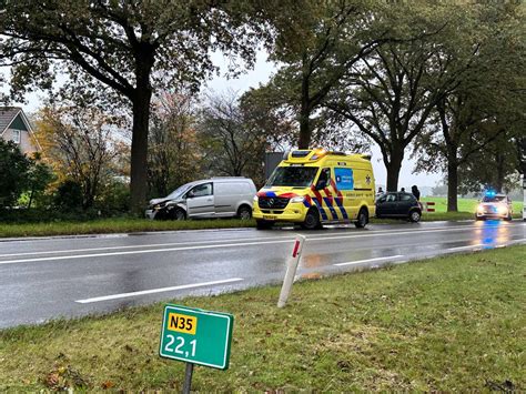 Busje Eindigt Tegen Boom Na Aanrijding Met Auto Op N35 Bij Raalte