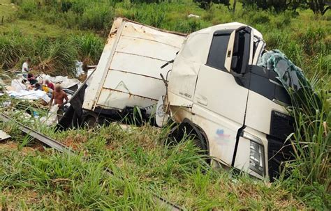 Carreta Polietileno Tomba Na BR 116 Em Leopoldina