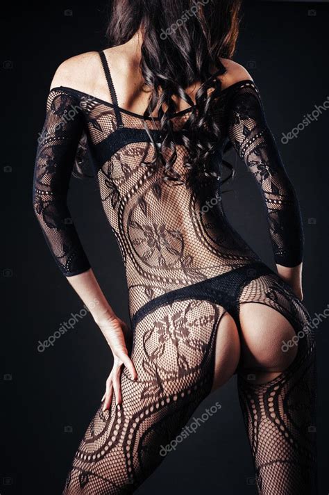 Sexy belle femme nue en lingerie érotique noire sur un fond noir