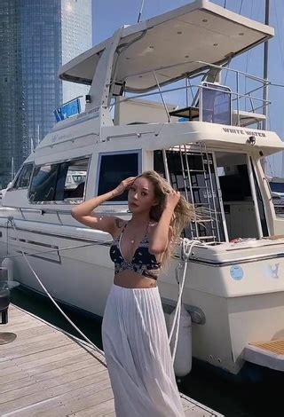 Sweet Jade 모델 제이드 Shows Cleavage in Cute Blue Bikini at the Pool sexyfilter