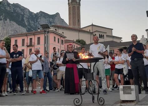 Lecco L Arcivescovo Delpini Ha Consegnato Il Mandato Ai Giovani In