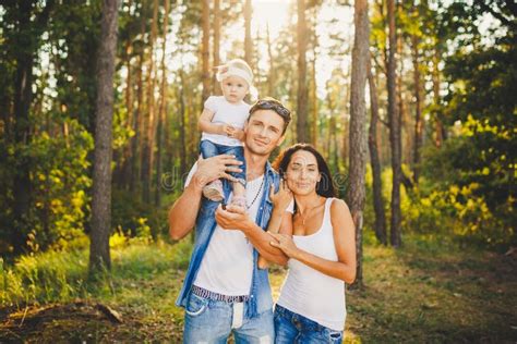 En Stilig Ung Familj Mamma Pappa Och Dotter Ett år Gammal Blonde Som