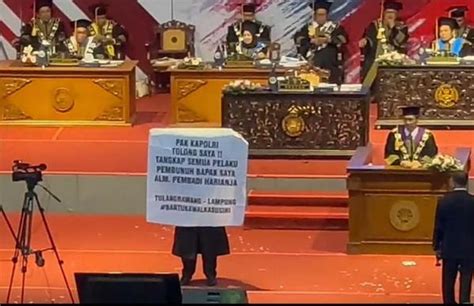 Viral Wisudawan Asal Lampung Bentangkan Spanduk Pak Kapolri Tolong Saya