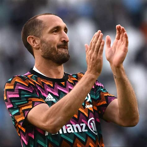 Juve Lo Stadium Celebra Chiellini Con Coreografia E Standing Ovation