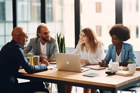 Equipo De Negocios Trabajando En Un Nuevo Proyecto Y Sonriendo Hombre Y