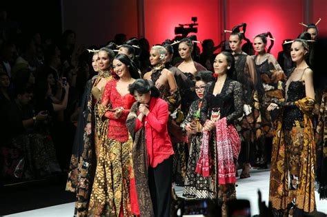 indonesian fashion showcase pasar klewer riwayatmoe  anne avantie