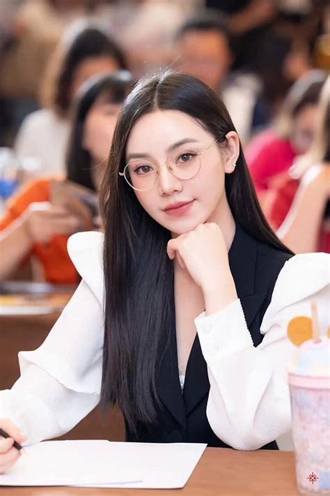 Hot girl sitcom Quỳnh Kool từng bước phủ sóng nữ chính phim giờ vàng VTV