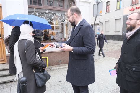 Akcja rozdawania encyklik papieskich pod pomnikiem Jana Pawła II w