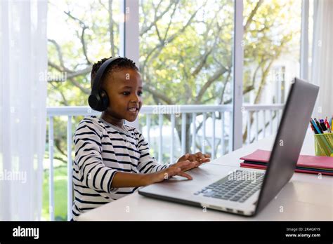 College student attending class hi-res stock photography and images - Alamy