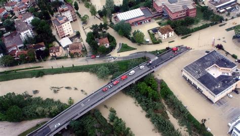 Lungo I Fiumi Esondati Nelle Marche Lasciati Soli A Spalare Ora Lungo