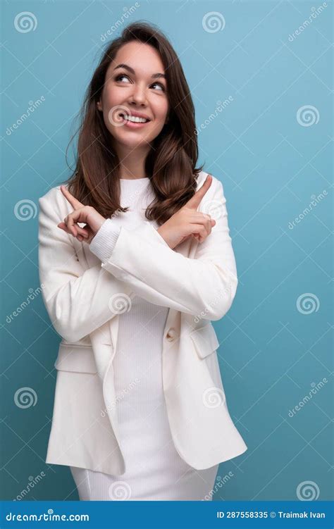 Portrait De La Femme Brunette Pensive En Robe Blanche Levrette Image Stock Image Du Adulte