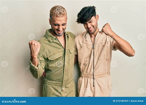 Homosexual Gay Pareja De Pie Juntos Usando Casual Jumpsuit Muy Feliz Y Emocionado Haciendo