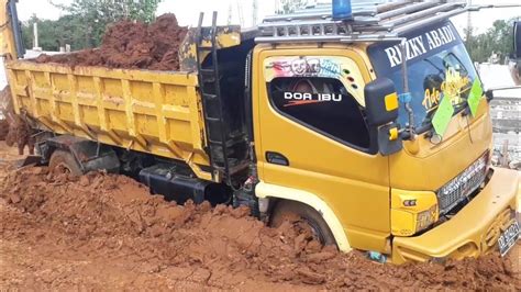 Mobil Dump Truck Amblas Parah Saat Dumping Muatan Tanah Merah YouTube