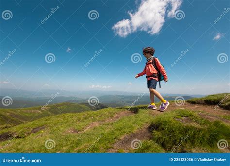 Caminhando Nas Montanhas Uma Crian A Foto De Stock Imagem De