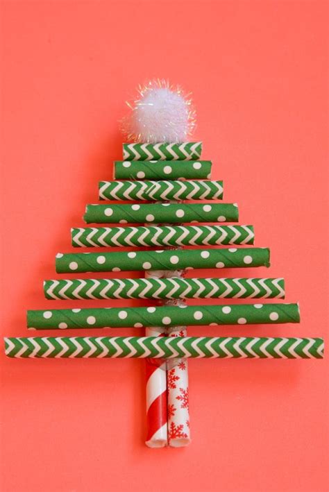 Lavoretti Natale E Un Albero Con Cannucce Di Carta Colorata E Pompon