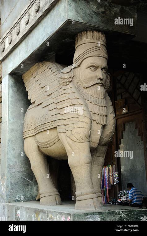 Escultura De Lamassu Toro Alado De Cabeza Humana En La Entrada Del