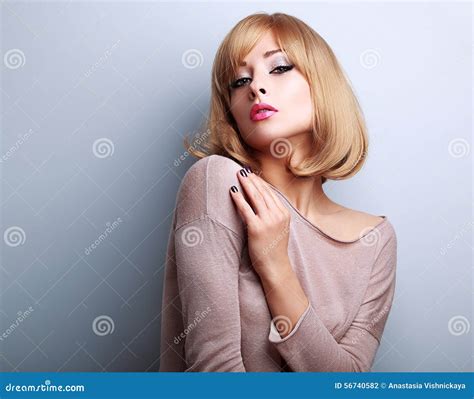Modèle Femelle Sexy Posant Avec La Coiffure Courte Blonde Photo stock Image du lipstick